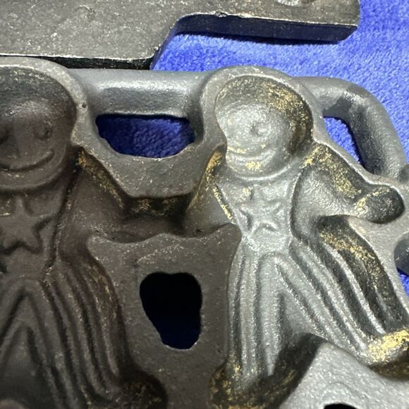 Vintage Gingerbread Man & Teddy Bear Cast Iron Cornbread Muffin Cake Pan Candle - Picture 7 of 11